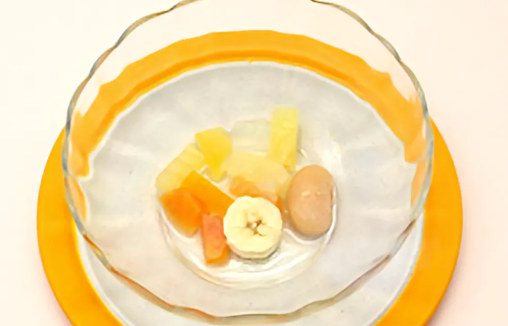 白熊の作り方①「器にフルーツ等を入れる」イメージ